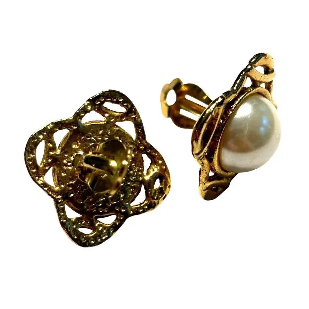 Vintage clip on earrings goldtone & faux pearl classic 1980’s boss lady style